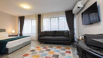 Escrivaninha, espaço de trabalho para notebook, cortinas blackout