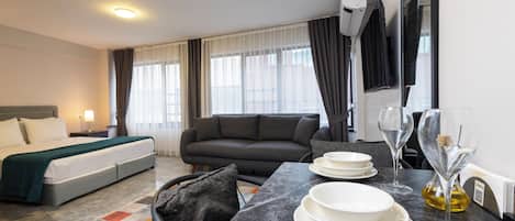 Studio – standard | Skrivebord, skrivebord for bærbar PC og blendingsgardiner