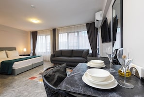 Estudio estándar | Escritorio, espacio para trabajar con un portátil, cortinas opacas