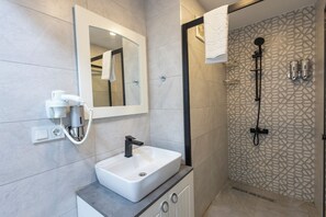 Studio Standar | Kamar mandi | Shower, perlengkapan mandi gratis, pengering rambut, dan sandal