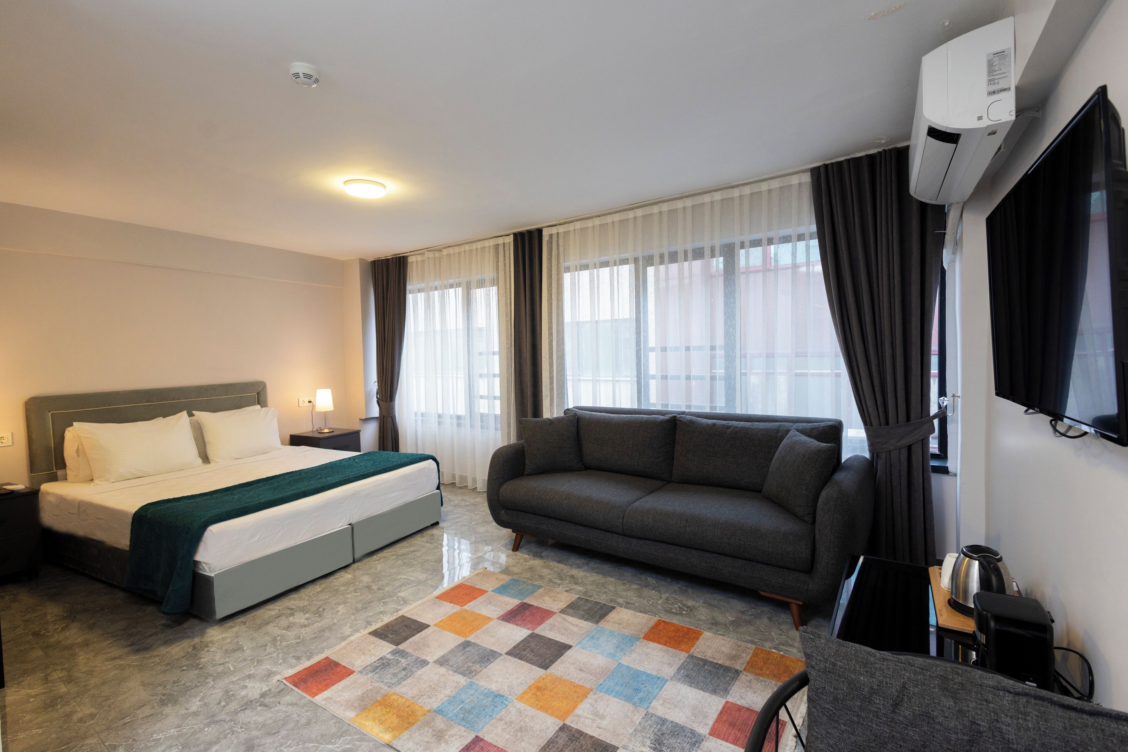 Standaard studio | Een bureau, een laptopwerkplek, verduisterende gordijnen