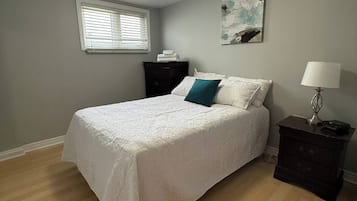 2 dormitorios, tabla de planchar con plancha, cuna de viaje