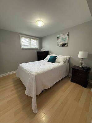 2 habitaciones, tabla de planchar con plancha y cuna de viaje