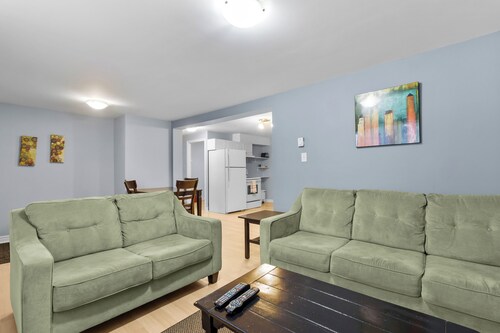 Cozy 2BR Loft Fast WiFi Parking