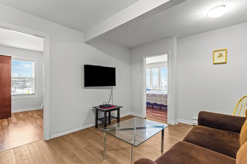 Bright 2BR Loft WiFi Parking
