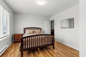 2 chambres, fer et planche à repasser, lit de bébé portatif