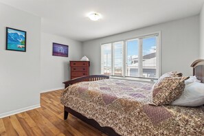 2 chambres, fer et planche à repasser, lit de bébé portatif