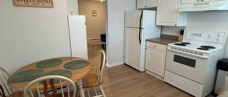 Frigorífic, microones, forn i placa de cuina