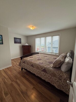 2 habitaciones, tabla de planchar con plancha y cuna de viaje 