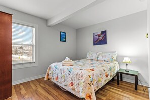 2 chambres, fer et planche à repasser, lit de bébé portatif