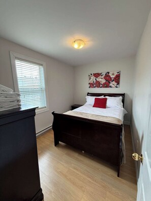 2 slaapkamers, een strijkplank/strijkijzer, reisbedje, gratis wifi