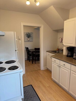 Een koelkast, een microgolfoven, een oven, een kookplaat