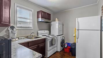 Refrigerador, microondas, horno y parrilla de estufa