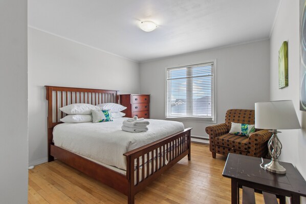 2 chambres, fer et planche à repasser, lit de bébé portatif