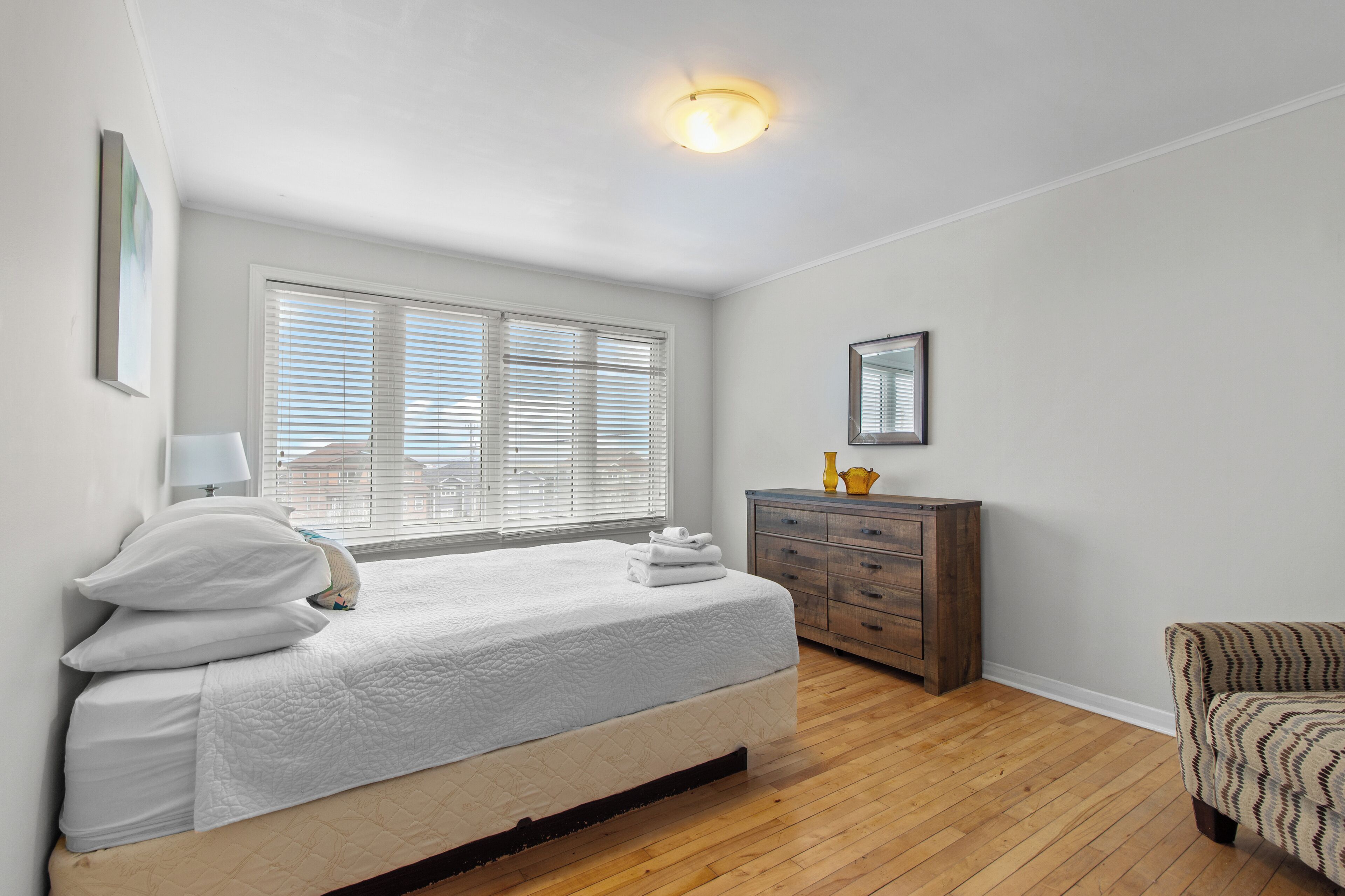 2 habitaciones, tabla de planchar con plancha y cuna de viaje 