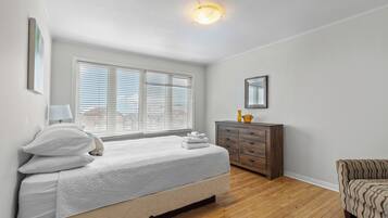 2 habitaciones, tabla de planchar con plancha y cuna de viaje