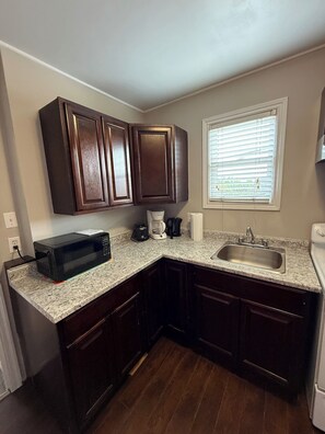 Køleskab, mikrobølgeovn, ovn, kogeplade