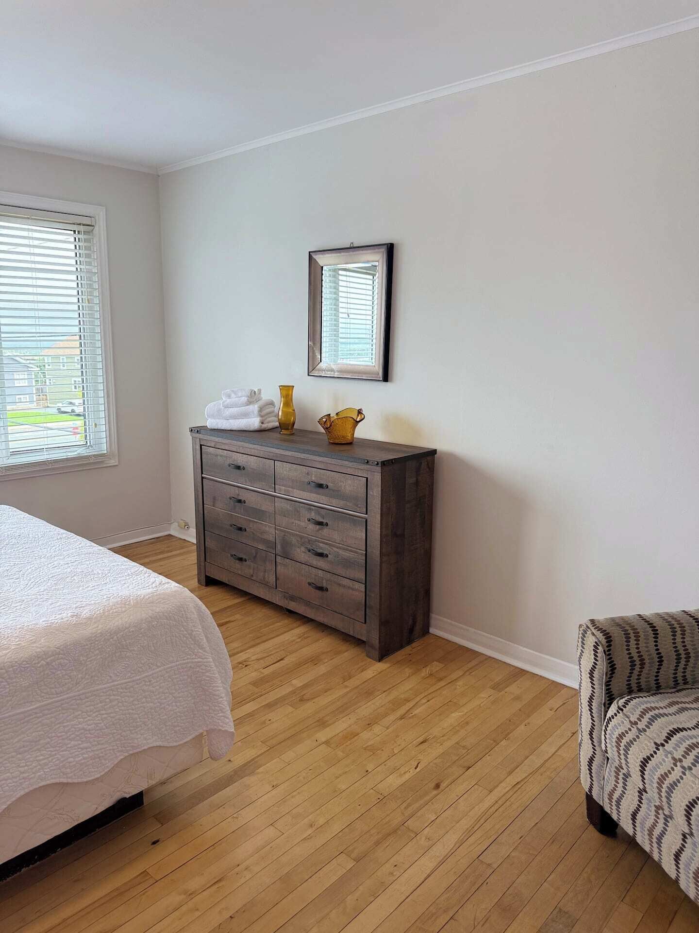 2 dormitoris, planxa i posts de planxar i un bressol de viatge 