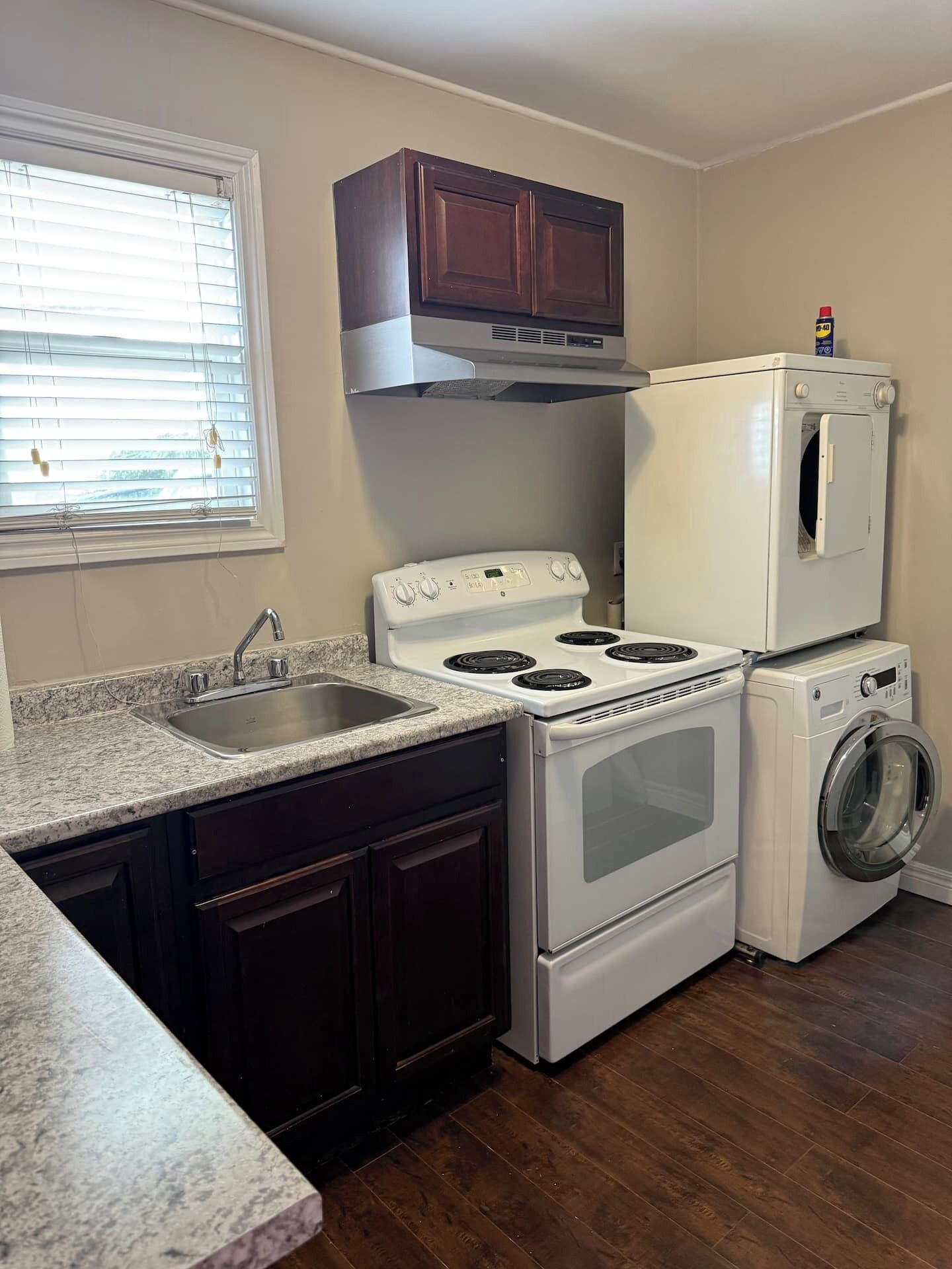 Kylskåp, mikrovågsugn, ugn och spishäll