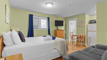 1 habitación, tabla de planchar con plancha y cuna de viaje