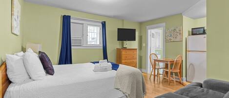 1 habitación, tabla de planchar con plancha y cuna de viaje