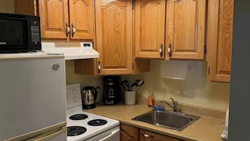 Kylskåp, mikrovågsugn, ugn och spishäll