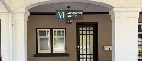 تفاصيل الفندق من الخارج