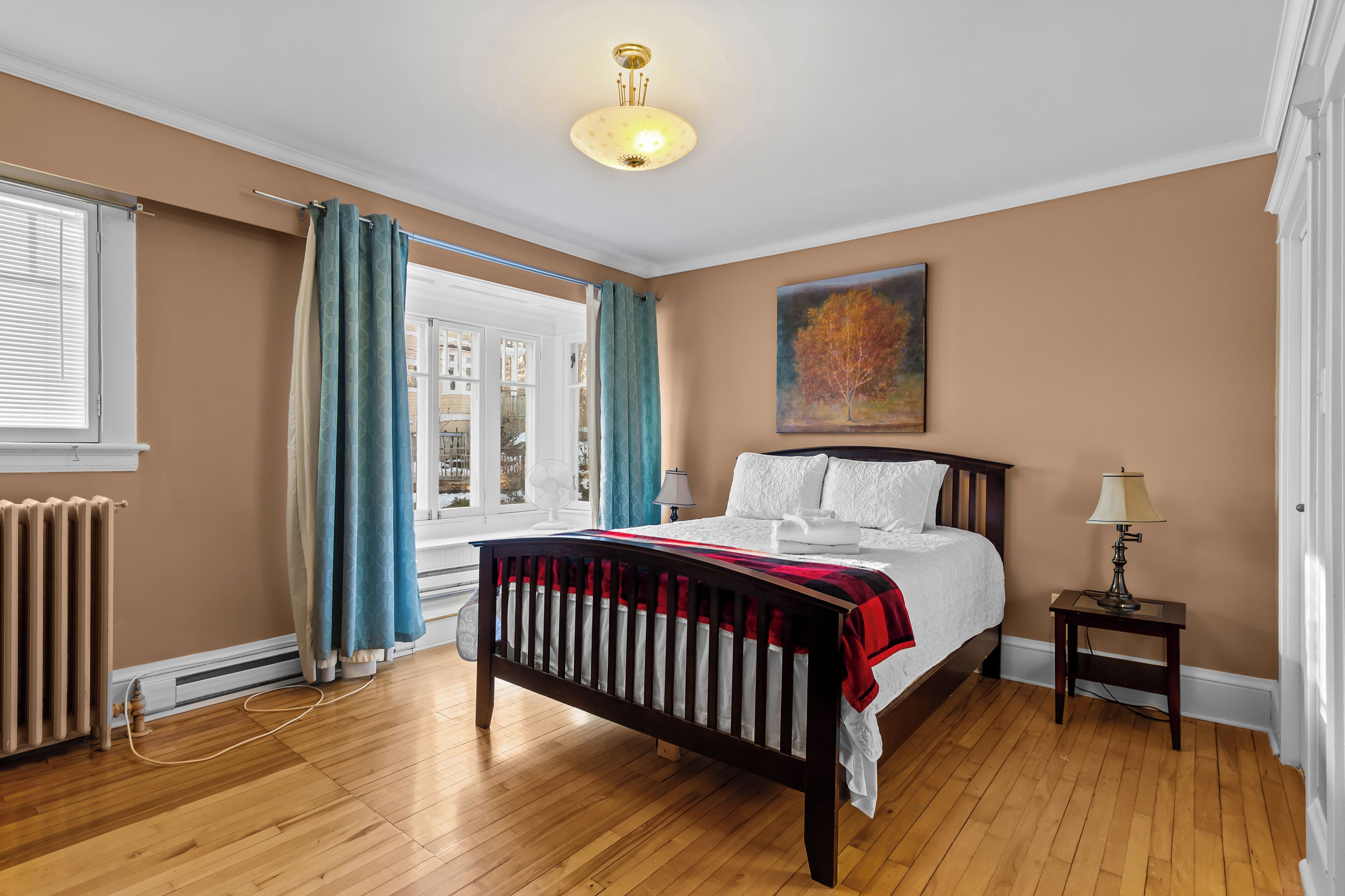 2 quartos, ferros/tábuas de passar roupa, berço de viagem