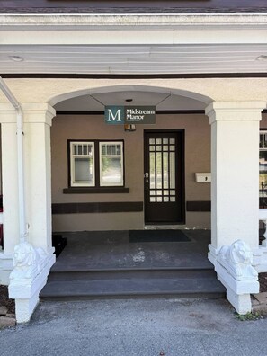 Exterior detail - Midstream Premier 2BR Wi-Fi Parking (St. John's)