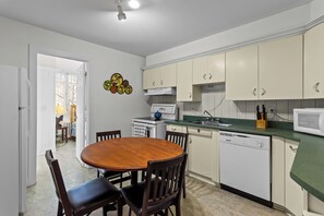 冰箱、微波炉、烤箱、炉灶