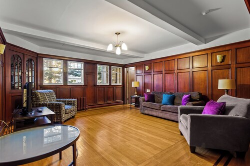 Midstream Premier 2BR Wi-Fi Parking