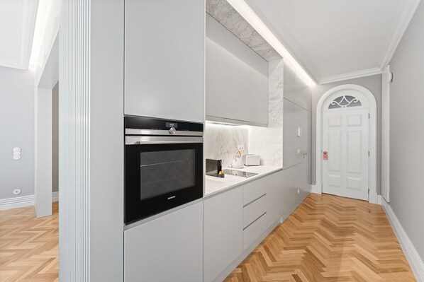 Réfrigérateur, micro-ondes, four, cafetière/bouilloire