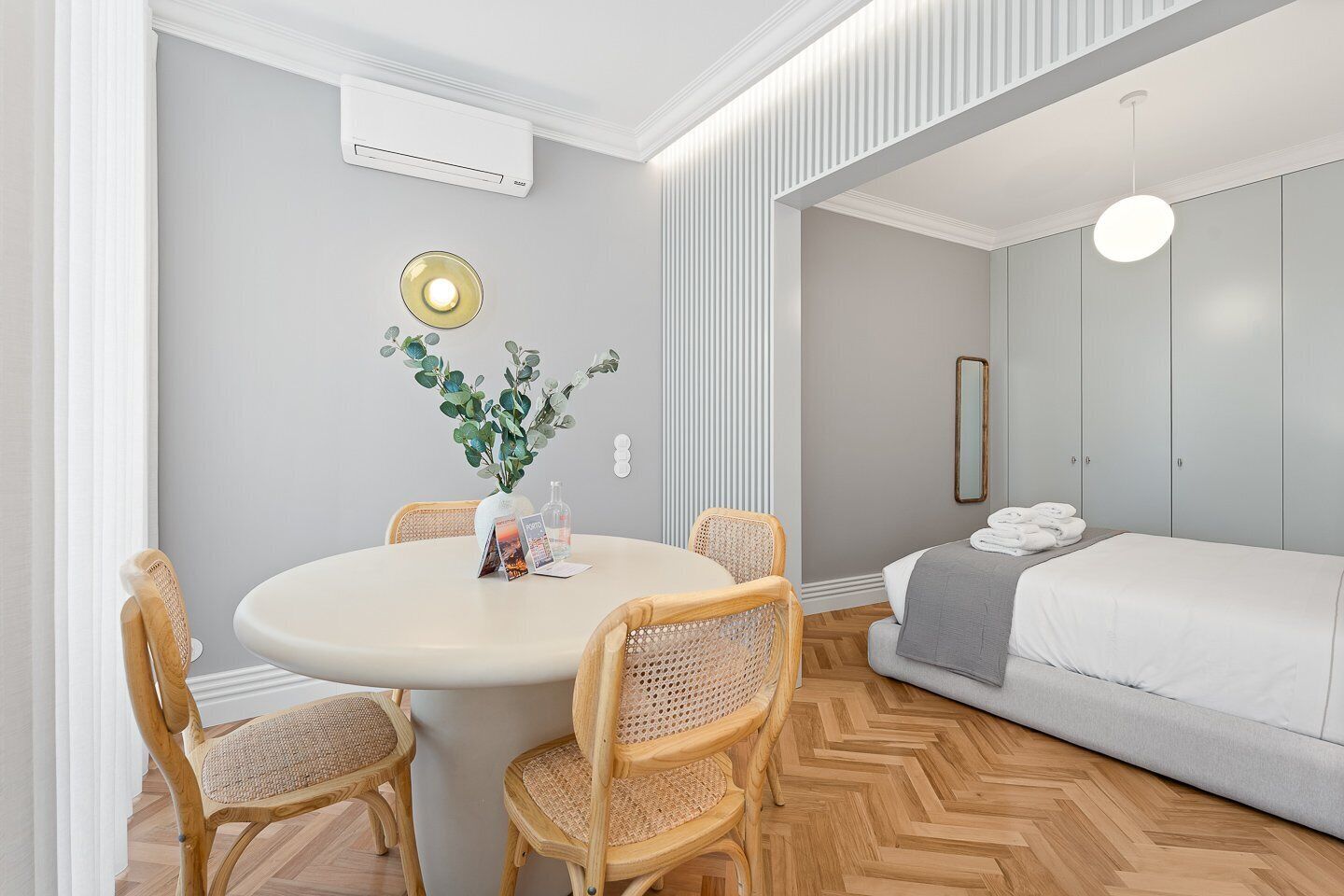 Tabla de planchar con plancha, internet y ropa de cama 