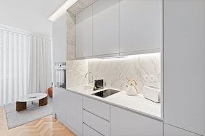 Jääkaappi, mikroaaltouuni, uuni, kahvin-/teenkeitin