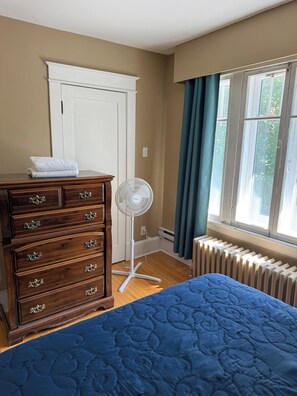 2 slaapkamers, een strijkplank/strijkijzer, reisbedje, gratis wifi