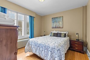 2 habitaciones, tabla de planchar con plancha y cuna de viaje 