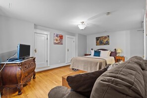 1 chambre, fer et planche à repasser, lit de bébé portatif