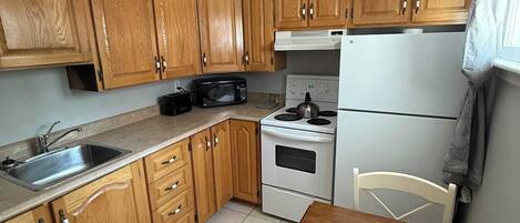 Jääkaappi, mikroaaltouuni, uuni, liesi