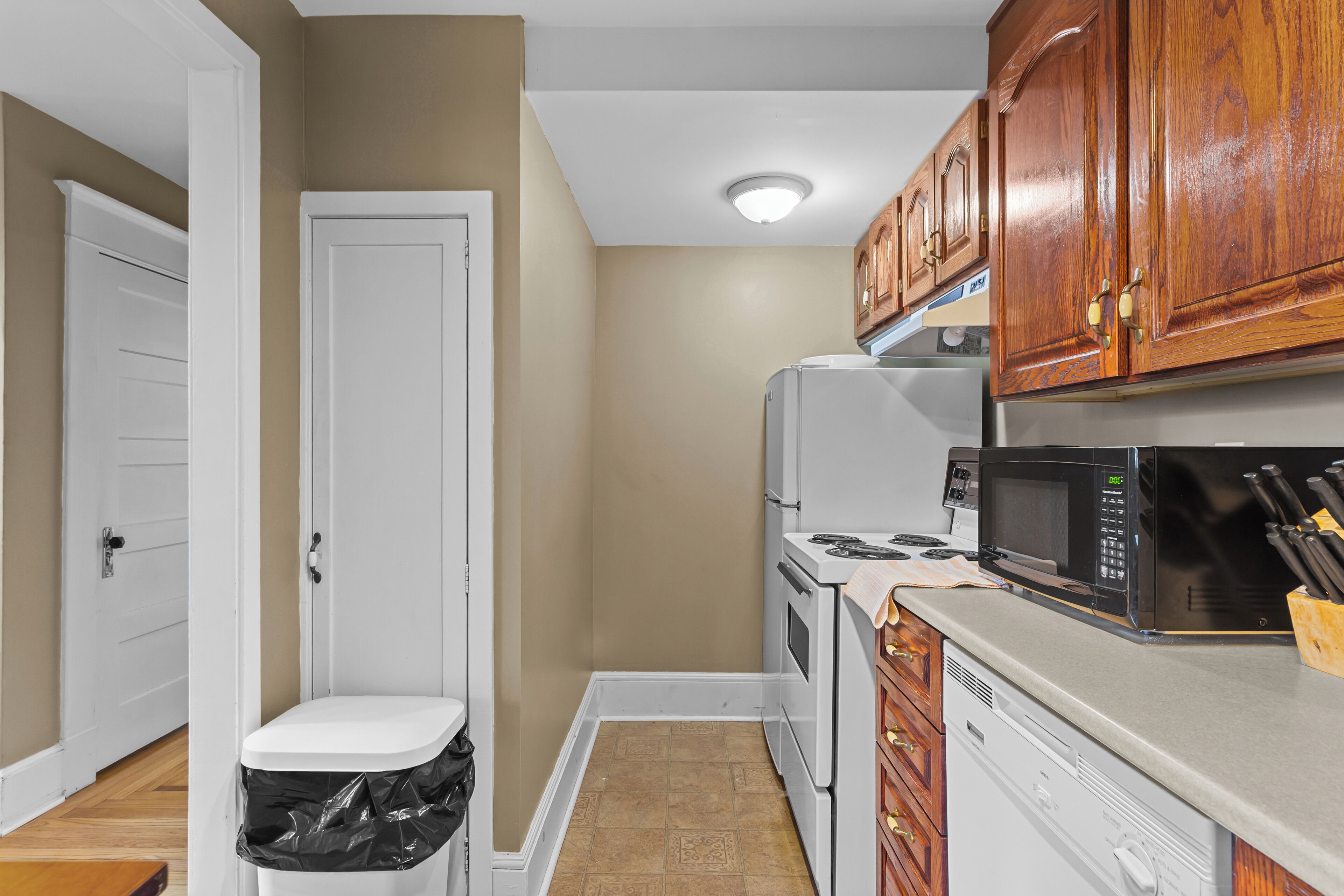 Køleskab, mikrobølgeovn, ovn, kogeplade