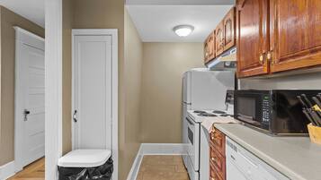 Køleskab, mikrobølgeovn, ovn, kogeplade