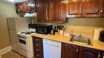 Een koelkast, een microgolfoven, een oven, een kookplaat