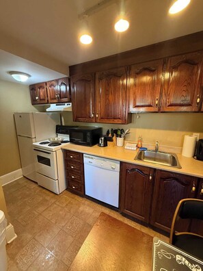 Réfrigérateur, four à micro-ondes, un four, surface de cuisson