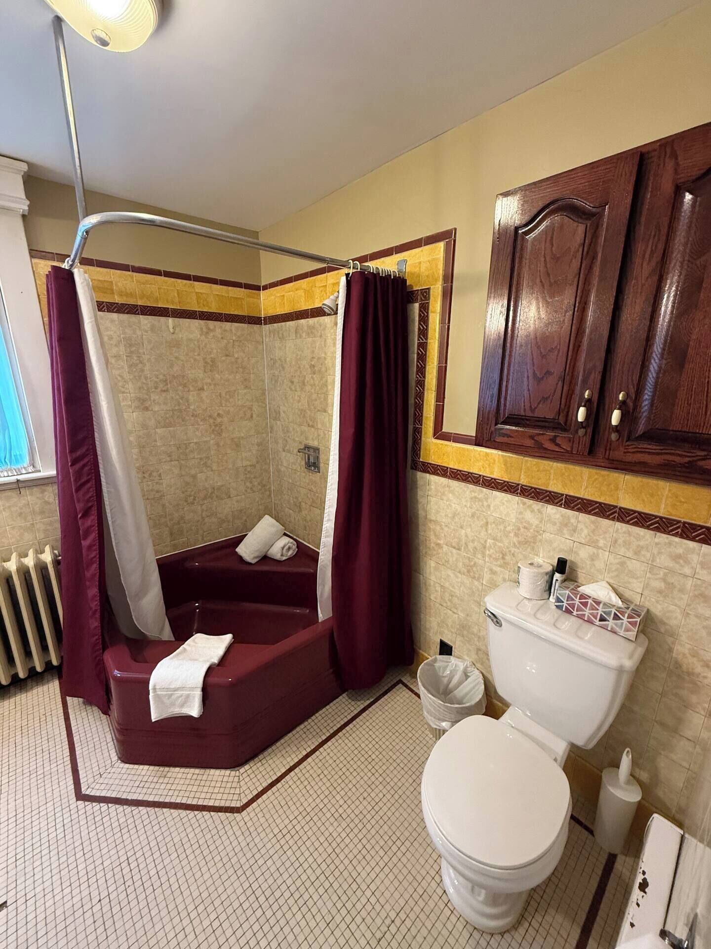 Une salle de bain équipée d’une douche, d’une baignoire, de toilettes et d’un meuble en bois.