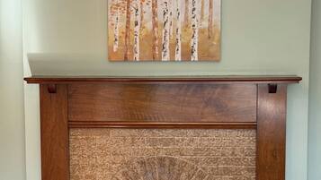 1 habitación, tabla de planchar con plancha y cuna de viaje