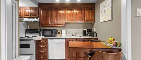 Réfrigérateur, four à micro-ondes, un four, surface de cuisson