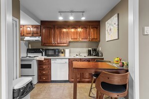 Fridge, microwave, oven, stovetop - Midstream Manor 1BR Parking WiFi (St. John's)