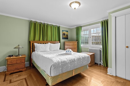 1 bedroom, iron/ironing board, travel cot, free WiFi. Midstream Manor 1BR Parking WiFi
