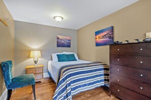1 chambre, fer et planche à repasser, lit de bébé portatif