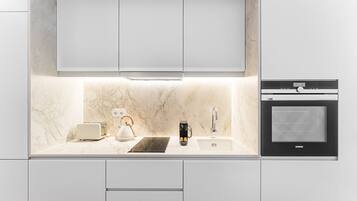 Réfrigérateur, micro-ondes, four, cafetiÚre/bouilloire