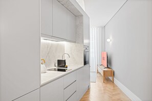 Refrigerador, microondas, horno y cafetera y tetera 